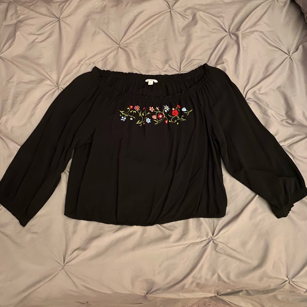 Size Extra Large(Juniors) Candie’s Black and Floral Cropped Peasant-Style Blouse
